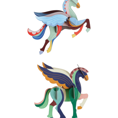 Duas figuras decorativas de papel de cavalos alados e unicórnios coloridos