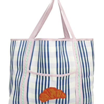 Tote bag com riscas azuis e brancas, alças rosa e croissant laranja aplicado