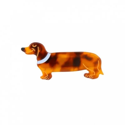 Broche acrílico em forma de cão dachshund castanho translúcido com manchas e coleira branca