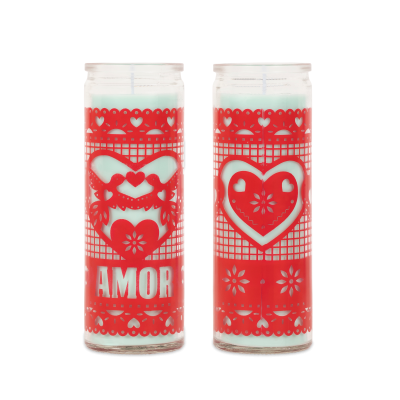 Dois copos de velas decorados com corações vermelhos e a palavra AMOR