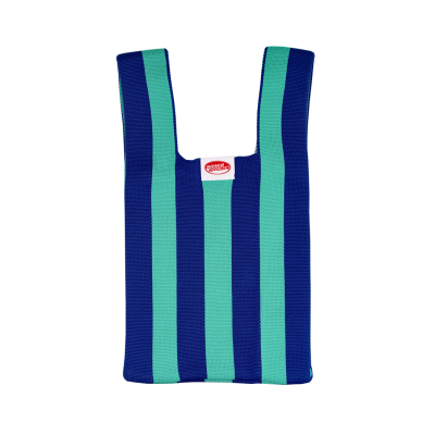 Bolsa de tecido com riscas azuis e etiqueta CRUSH