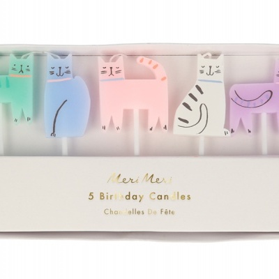 Cinco velas de aniversário em forma de gato em cores pastel numa caixa branca