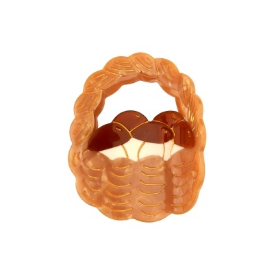 Broche em forma de cesta com ovos decorativos castanhos e brancos