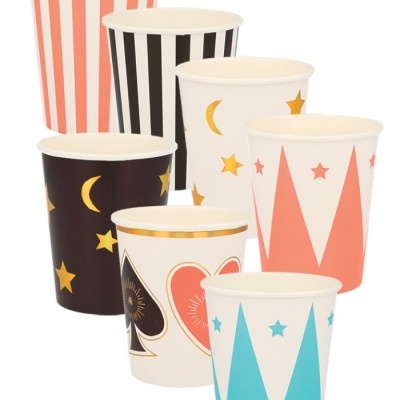 Copos de papel coloridos com vários padrões e motivos decorativos