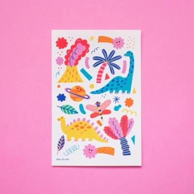 Cartaz colorido com dinossauros, flores e planetas sobre fundo branco