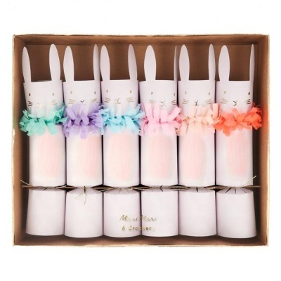 Seis rojões decorativos em forma de coelho, com laços coloridos, numa caixa