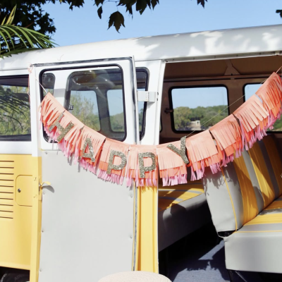 Guirlanda decorativa em carrinha vintage amarela e branca com banco amarelo e bege