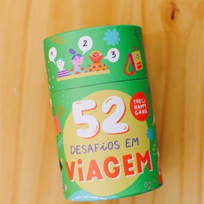 Embalagem cilíndrica verde com texto colorido e ilustrações