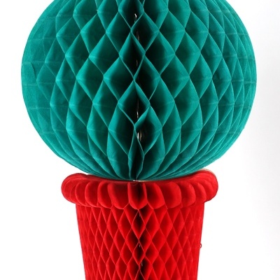 Decoração de papel em formato de árvore verde azulado e vermelho com textura de favo