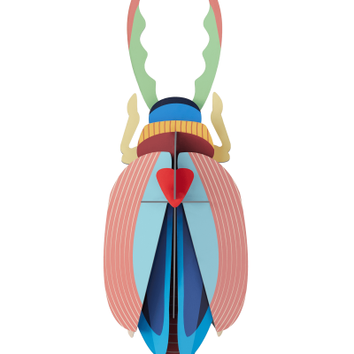 Escaravelho decorativo colorido em madeira com padrão simétrico.