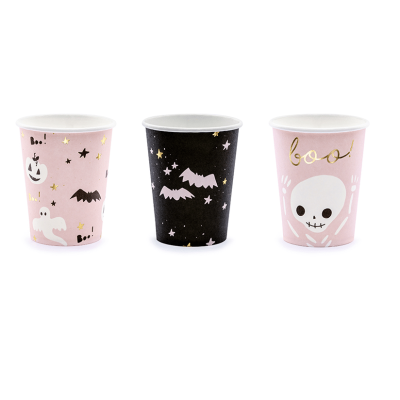 Três copos de papel decorados com tema Halloween em rosa e preto.