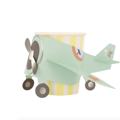 Copo de papel decorado com avião de papel verde e riscas amarelas e brancas