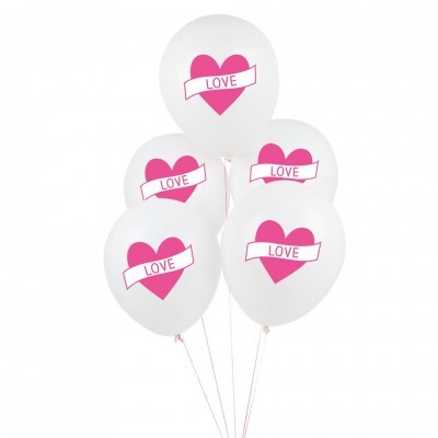 Balões brancos com corações rosa e a palavra LOVE