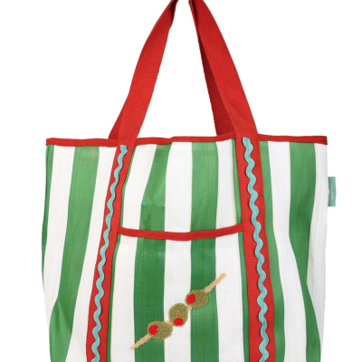 Saco tote com riscas verdes e brancas, alças vermelhas e bordas decorativas azuis e vermelhas