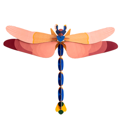 Pássaro de madeira colorida com asas largas em tons rosa e bordeaux.