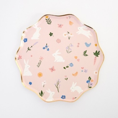 Prato decorativo rosa com coelhinhos, flores e borda dourada ondulada