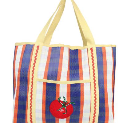 Saco de tecido riscas azul, laranja e branco com bordado de tomate e alças amarelas