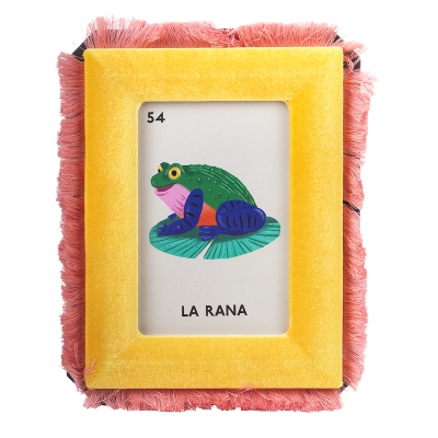 Moldura amarela com franjas cor-de-rosa e cartão com rã ilustrada e texto 'LA RANA'