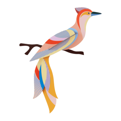 Escultura colorida de pássaro num ramo castanho