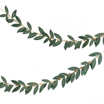 Guirlanda decorativa com folhas verdes e detalhes dourados