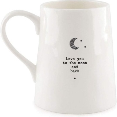 Caneca branca de cerâmica com desenho de lua, estrelas e texto em preto.