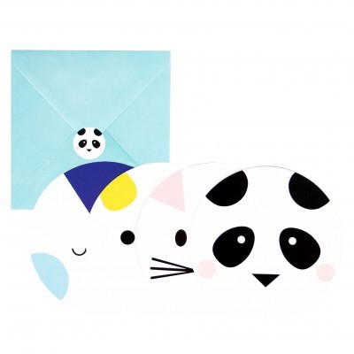 Cartões redondos com faces de animais e envelope azul claro com autocolante de panda