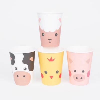 Copos de papel com ilustrações de animais: ovelha, vaca, pintainho e porco.