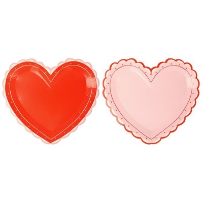 Dois pratos em forma de coração vermelho e rosa