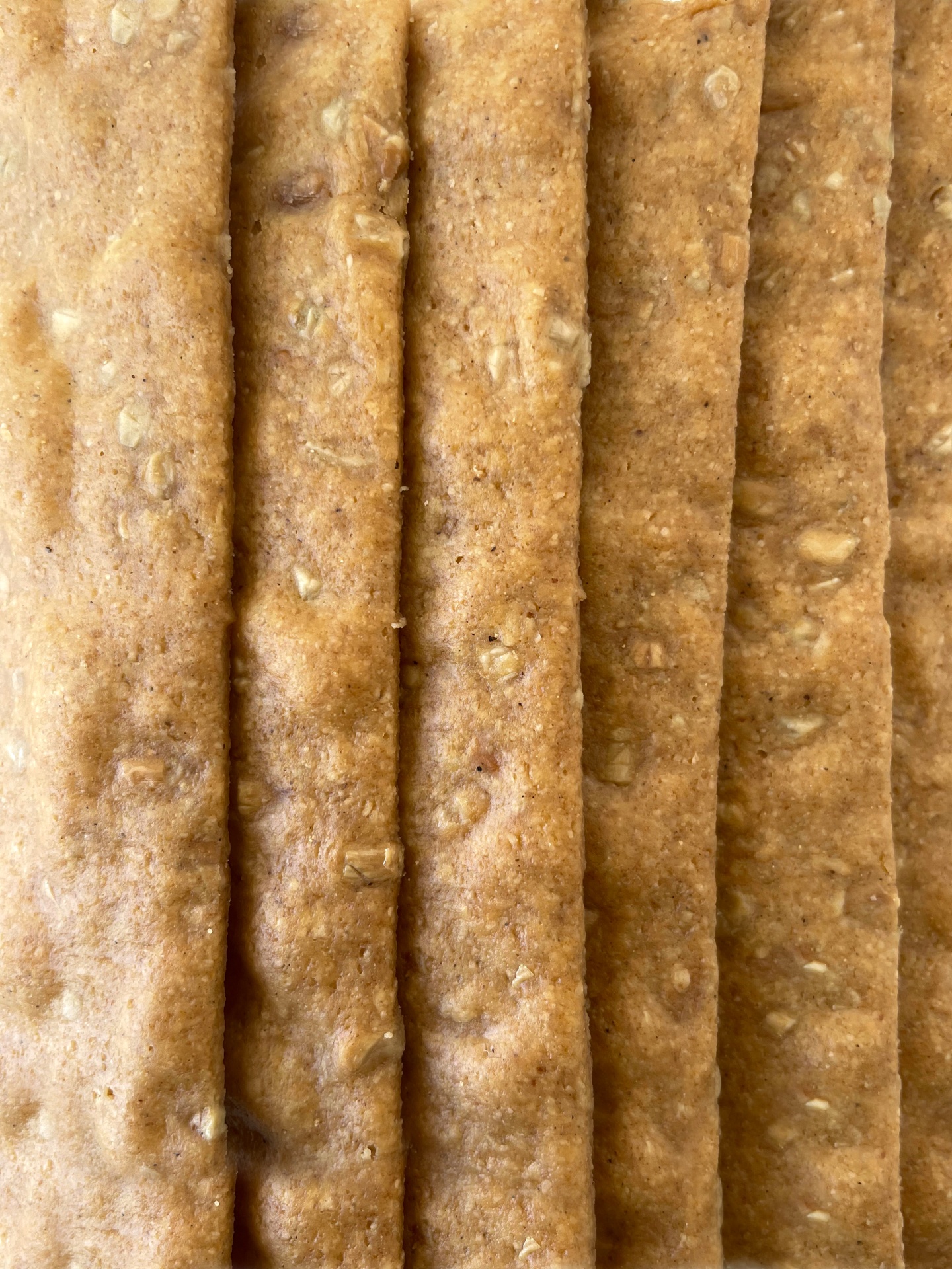 Crackers Azeite e Sal Marinho | 60g Barras de pão integral com sementes alinhadas lado a lado