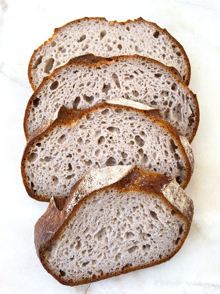 Bão Básico | 400g Fatias de pão artesanal com côdea castanha escura e interior arejado