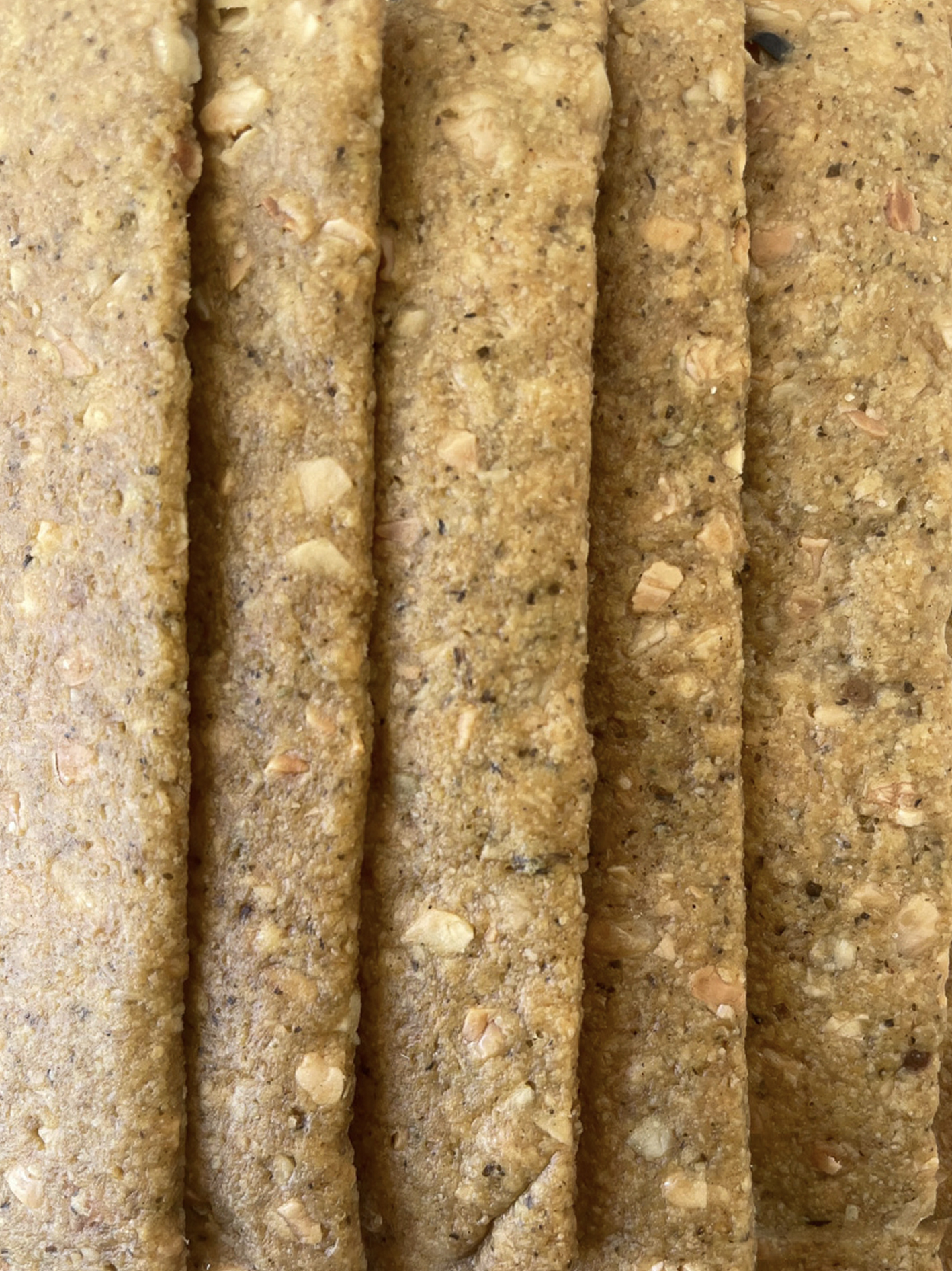 Crackers Amêndoa e Pesto | 60g Barras alimentares granulares castanho claro lado a lado