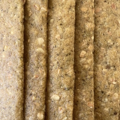 Barras alimentares granulares castanho claro lado a lado