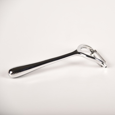 Porta-chaves metálico prateado com design alongado e anel para chaves