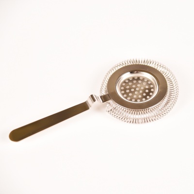 Coado de cocktail metálico com alça preta e mola circular