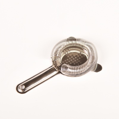 Coqueteleira de metal prateado com filtro e mola espiralada