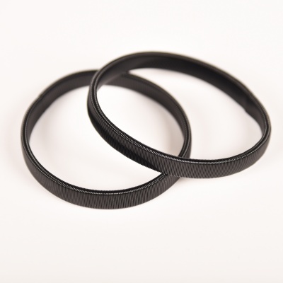 Dois elásticos pretos para cabelo em fundo branco