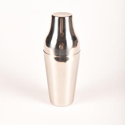 Coqueteleira de metal inoxidável prateada sobre fundo branco