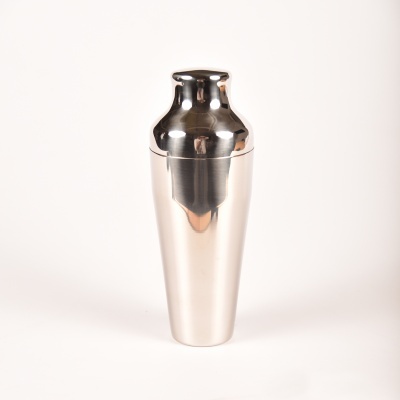 Coqueteleira em aço inoxidável com acabamento brilhante sobre fundo branco