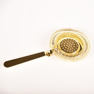 Colher de bar dourada com mola espiral e buracos na parte central