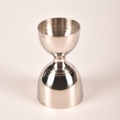Doseador de bebidas em aço inoxidável com marcações de medição