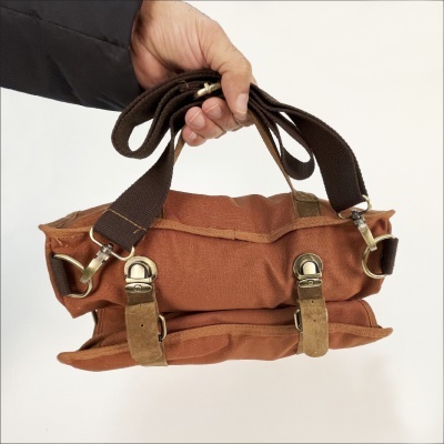 Mala de mão castanha com alças e fechos metálicos