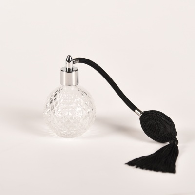 Frasco de perfume vintage em vidro transparente com pulverizador manual preto