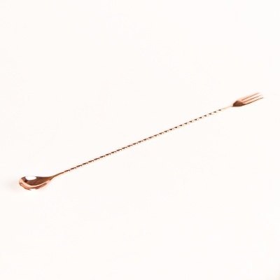 Colher longa de cocktail dourada com cabo torcido