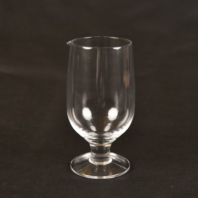 Copo de vidro transparente com pé largo e bocal espalmado