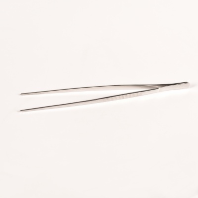 Pinça metálica longa e fina com área texturizada