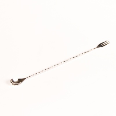 Colher misturadora metálica com cabo torcido e ponta de colher e garfo