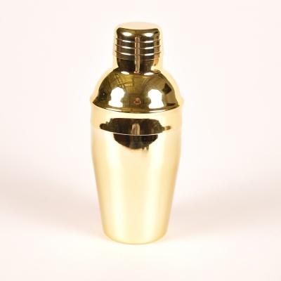 Coqueteleira dourada metálica brilhante em fundo branco