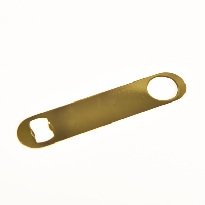 Abridor de garrafas metálico dourado simples sobre fundo branco