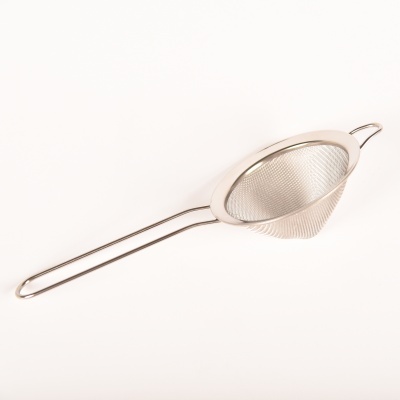 Passador ou coador de chá em metal prateado com peneira fina e cabo longo