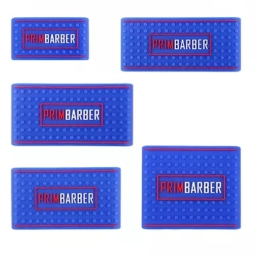 Suportes azuis com textura e texto PRIM BARBER em vermelho e branco.